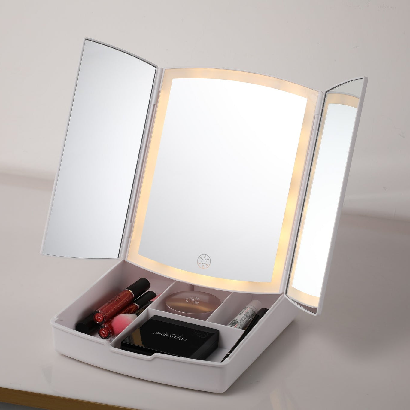 Oglinda cosmetica pliabila, Zola, lumini LED, marire 5x, compartiment de organizare, 3 moduri de iluminare, comutator tactil, functionare 4 baterii/alimetare cablu USB inclus, dimensiune pliata 24.5 x 20 cm, dechisa 39 x 34 cm, alba Oglinda cosmetica pliabila, Zola, lumini LED, marire 5x, compartiment de organizare, 3 moduri de iluminare, comutator tactil, functionare 4 baterii/alimetare cablu USB inclus, dimensiune pliata 24.5 x 20 cm, dechisa 39 x 34 cm, alba